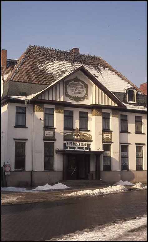Der Bahnhof Nordhausen Nord am 3.2.1993 als Zugang zur Harzer Schmalspurbahn. Ich erinnere mich mit Grausen an die Herrentoilette. Stechender Salpeter Geruch ließ uns die Augen brennen. Das war DDR Feeling pur und lässt sich auch nach heute 25 Jahren später nicht schön reden!