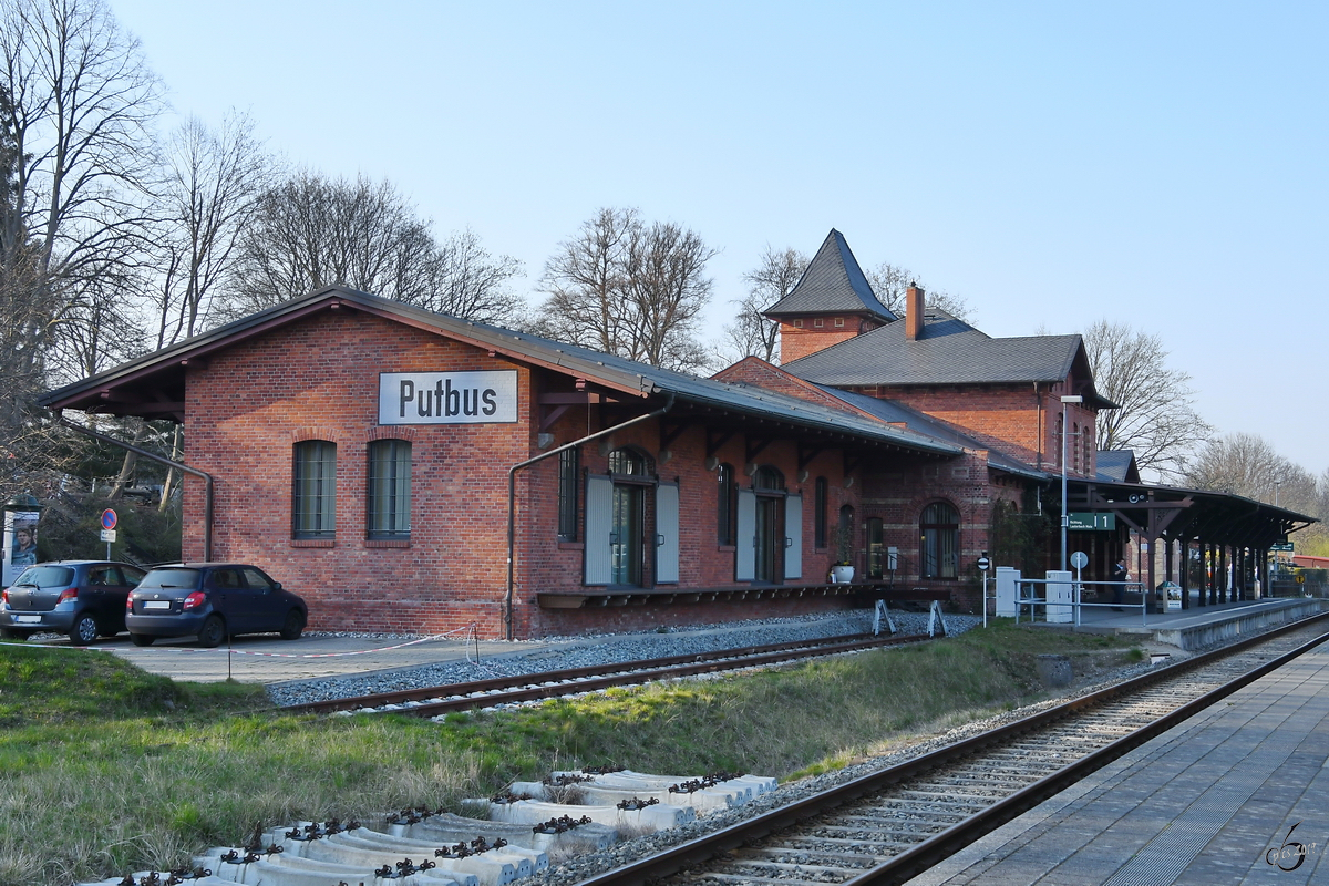 Der Bahnhof Putbus mit angebautem Güterschuppen wurde am 15. August 1889 eröffnet. (April 2019)
