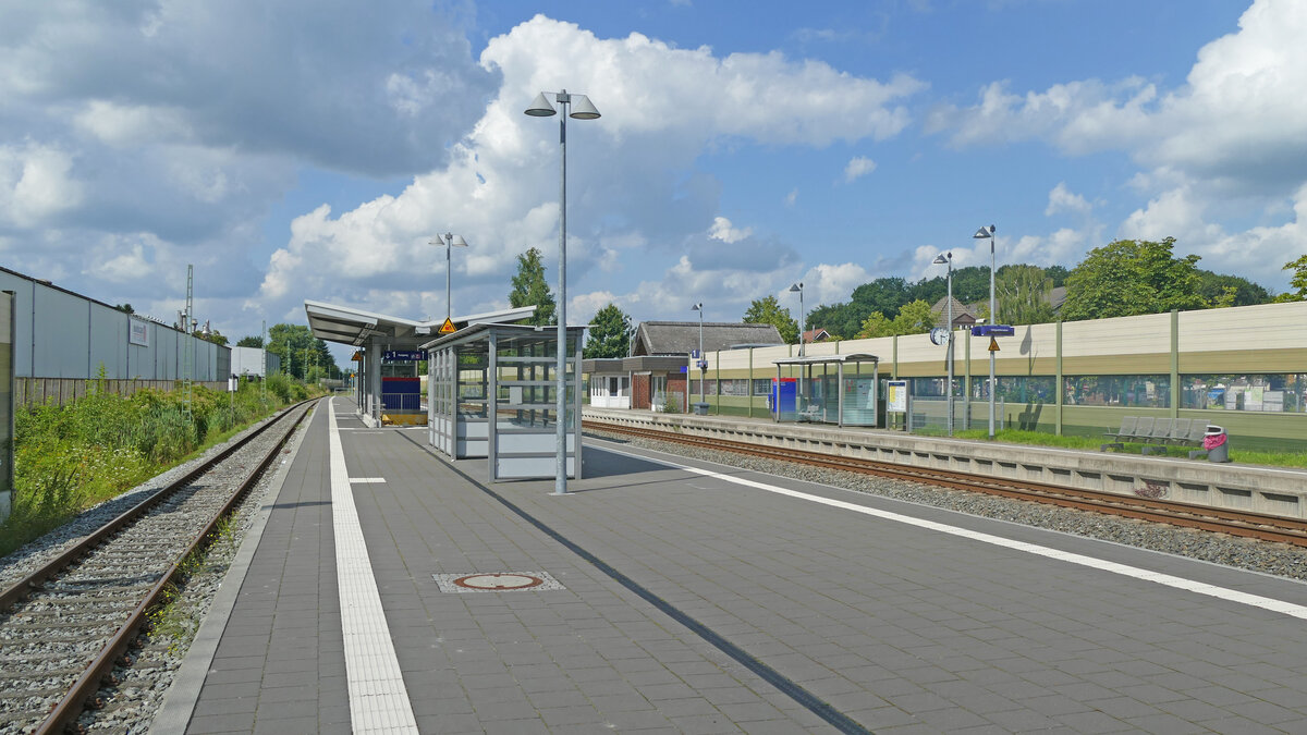 Der Bahnhof Rastede während des Ausbaus und Elektrifizierung der Bahnstrecke Oldenburg - Wilhelmshaven im August 2021.