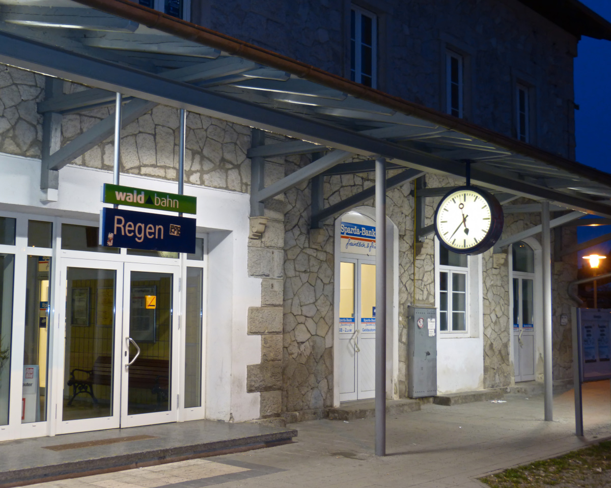 Der Bahnhof Regen am 25.03.2016 zur im Bild angezeigten Uhrzeit