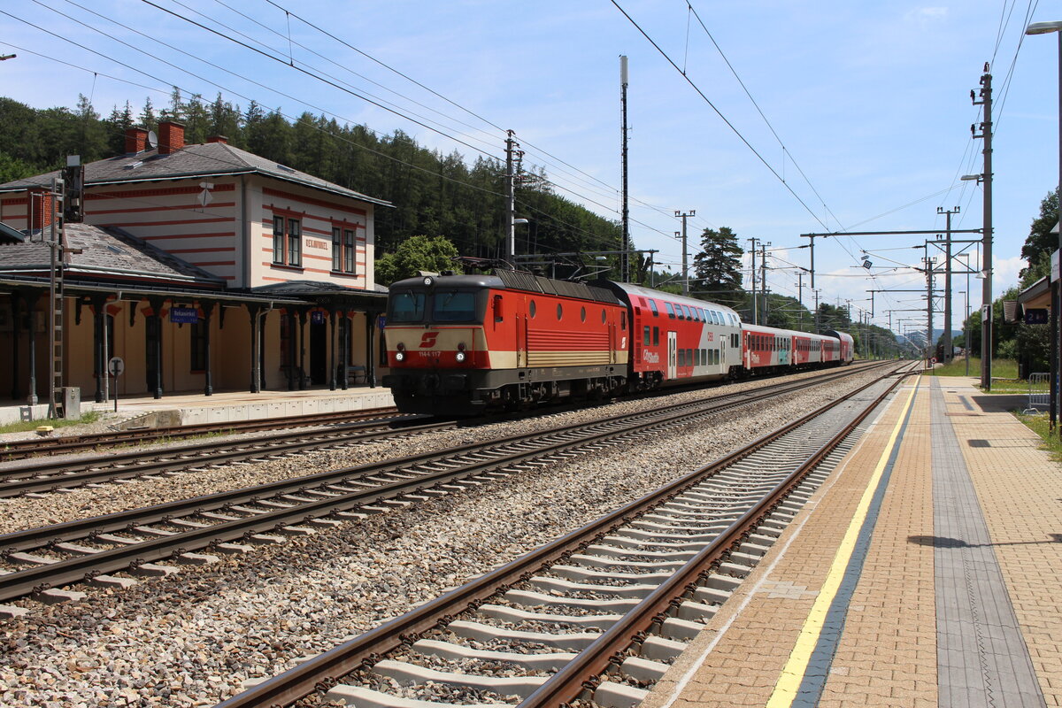 Der Bahnhof Rekawinkel an der Westbahn erstrahlt auch heute noch im glanz der 1860er Jahre als die Kaiserin-Elisabeth-Bahn in Betrieb ging.
Am 14.6.2022 durchfährt die 1144 117 mit dem REX1628 von Wien Westbahnhof nach St.Pölten den Bahnhof Rekawinkel. 