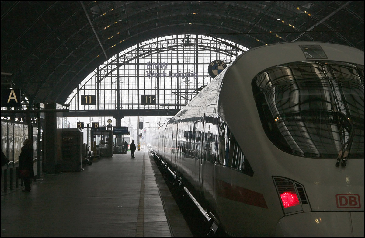 Der Bahnhof und das rote Rücklicht -

Hauptbahnhof Leipzig während draußen der Schnee fällt.

18.03.2013 (M)