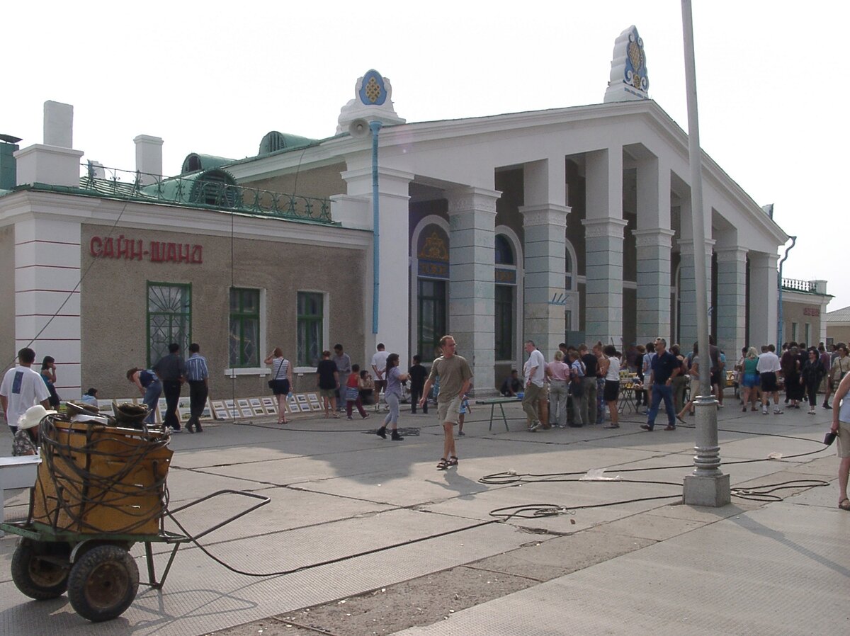Der Bahnhof von Sainschand (Сайн шанд) an der Strecke der Trans-Mongolischen Eisenbahn am 30.8.2001 im östliche Teil der Wüste Gobi ca. 200km nordwestlich der chinesischen Grenzstation Erenhut oder auch Erlian, wo die Waggons von der russischen Breitspur auf Normalspur durch Austausch der Drehgestelle umgespurt werden.