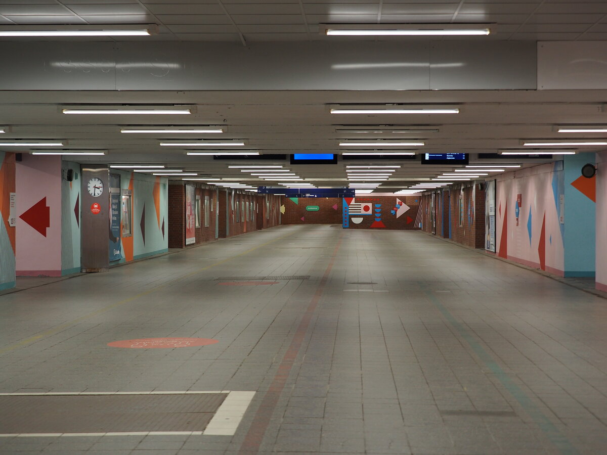 Der Bahnhof Schönefeld aka Flughafen BER – Terminal 5. 
Blick durch den Quertunnel Richtung Norden (Ausgang Schönefeld).

Berlin, der 06.08.2021
