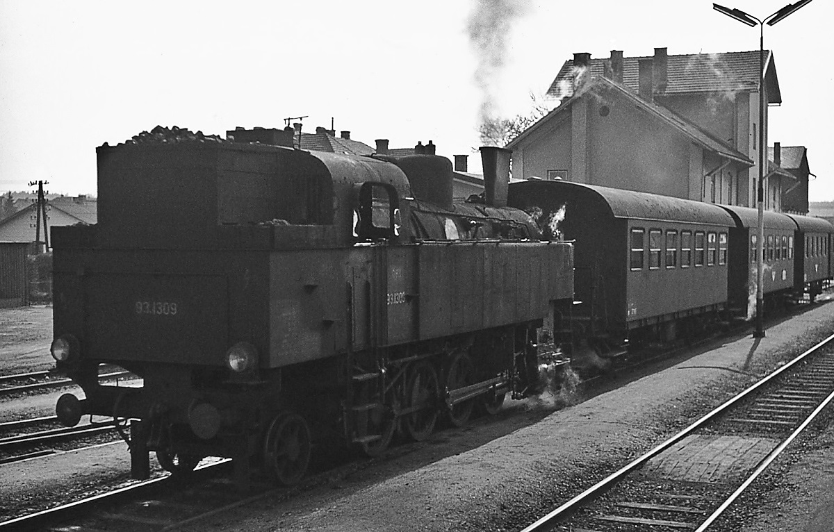 Der Bahnhof Schwarzenau im Jahre 1975: 93 1309 steht Ende März 1975 abfahrbereit vor einem zeittypischen Personenzug nach Waidhofen an der Thaya