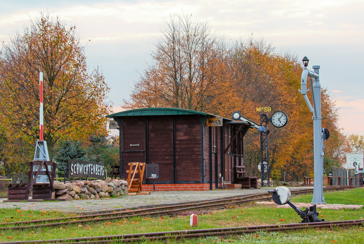 Der Bahnhof Schwichtenberg der Mecklenburg-Pommersche-Schmalspurbahn in herbstlicher Stimmung. - 20.10.2013