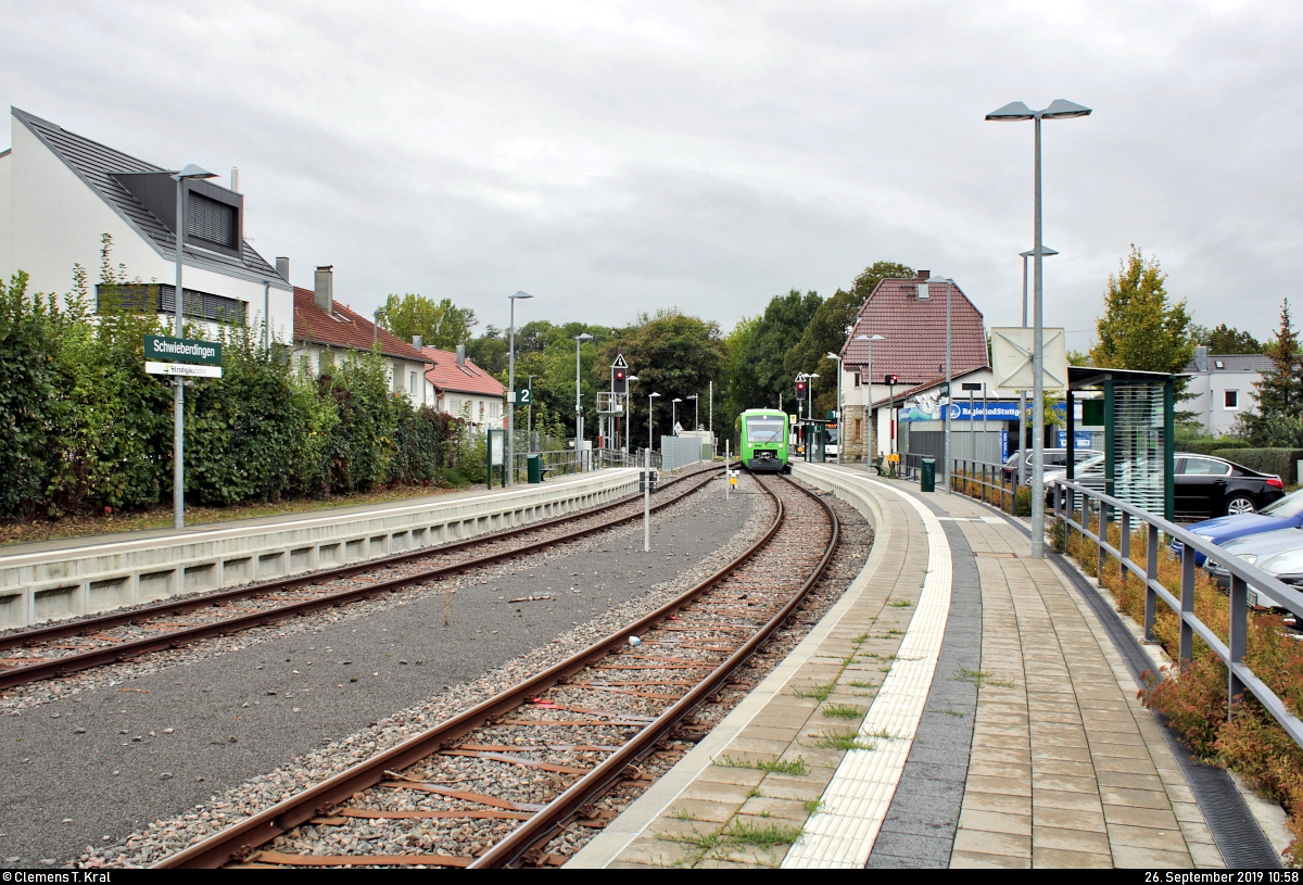 Der Bahnhof Schwieberdingen im Überblick - gelegen auf der Bahnstrecke Korntal–Weissach (Strohgäubahn | KBS 790.61) und mit 650 364-2 (VT 364 | Stadler Regio-Shuttle RS 1) der Württembergischen Eisenbahn-Gesellschaft mbH (WEG) als RB 1133 (RB47) nach Korntal neben dem alten Empfangsgebäude.
[26.9.2019 | 10:58 Uhr]