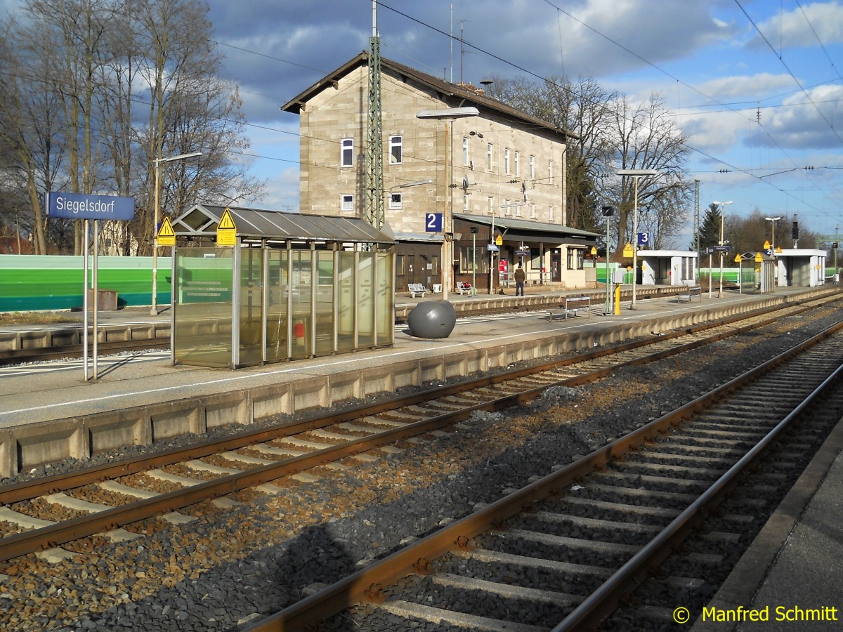 Der Bahnhof Siegelsdorf in Mittelfranken am 3.3.2015 Blickrichtung Fürth-Nürnberg