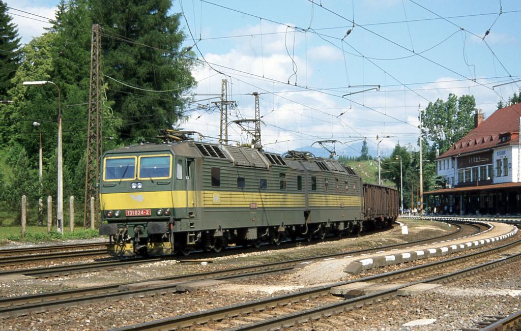 Der Bahnhof Strba liegt in einer Doppelkurve. Hier durchfhrt am 26.6.2001
gerade die Doppellok 131024 den Bahnhof talwrts in Richtung Poprad.
In dem rechts zu sehenden Bahnhofsgebude beginnt im oberen Stockwerk
die Zahnrad Bahn Strecke in die Hohe Tatra nach Strebske Pleso.