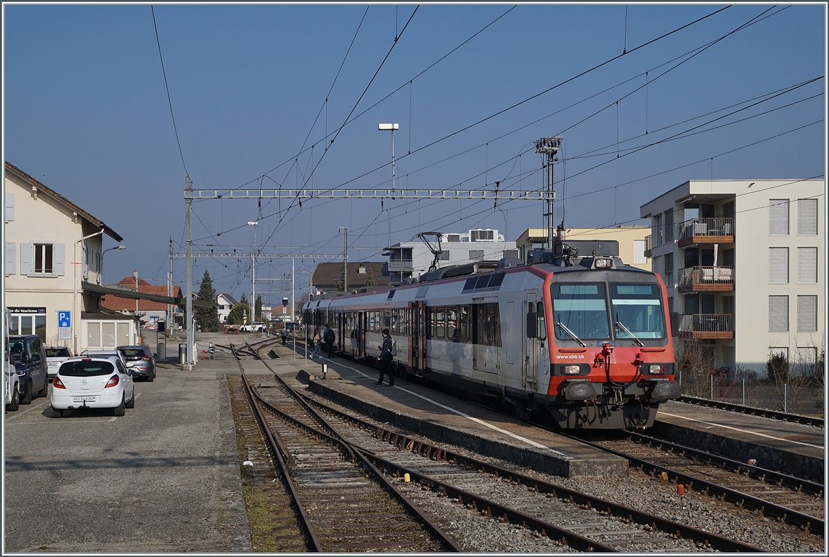 Der Bahnhof von Sugiez ist noch einer der wenigen nicht modernisierten GFM/TPF Stationen, wobei die Arbeiten zum Umbau wohl nicht mehr lange auf sich warten lassen. 
Im Bild ein SBB Domino auf dem Weg nach Romont.

9. März 2022
