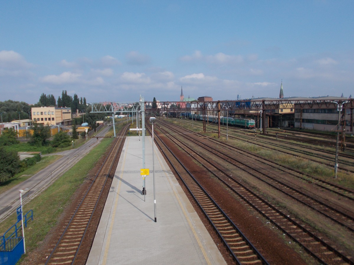 Der Bahnhof Szczecin Port Centralny Richtung Glowny am 16.August 2015.Rechts das CargoWerk Szczecin Port Centralny.