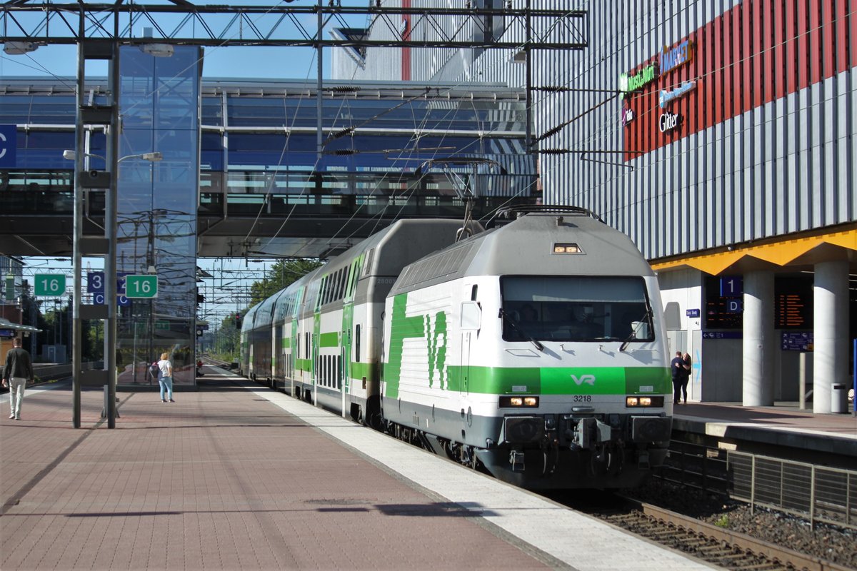 Der bahnhof Tikkurila liegt etwas nördlich von Helsinki in der Großstadt Vantaa. Hier halten alle Fernverkehrszüge die von und nach Helsinki fahren. Am 22.07.2017 verlässt IC167 nach Tampere den Bahnhof in Richtung Norden.