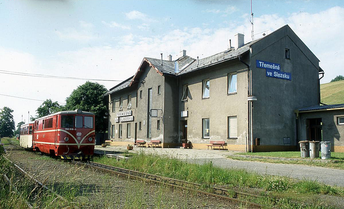 Der Bahnhof Tremesna ve Slezsku hat zwei  Gesichter . Hier die schmalspurige Seite am 16.6.2001. 705916 steht mit dem Os 20605 nach Osoblaha um 9.33 Uhr abfahrbereit.