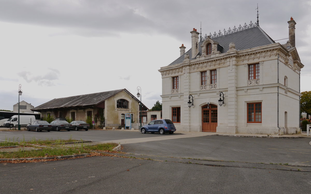 Der Bahnhof Valençay an der Meterspurstrecke der Chemin de fer du Blanc-Argent im Zentrum Frankreichs. 
Die Strecke und der Bahnhof wurden 1902 eröffnet. 
Dieser Bahnhof in typischer Architektur wurde an diesem Ort mit einem berühmten Schloss auch für französische Verhältnisse ungewöhnlich aufwendig gestaltet.

2018-09-17 Valençay