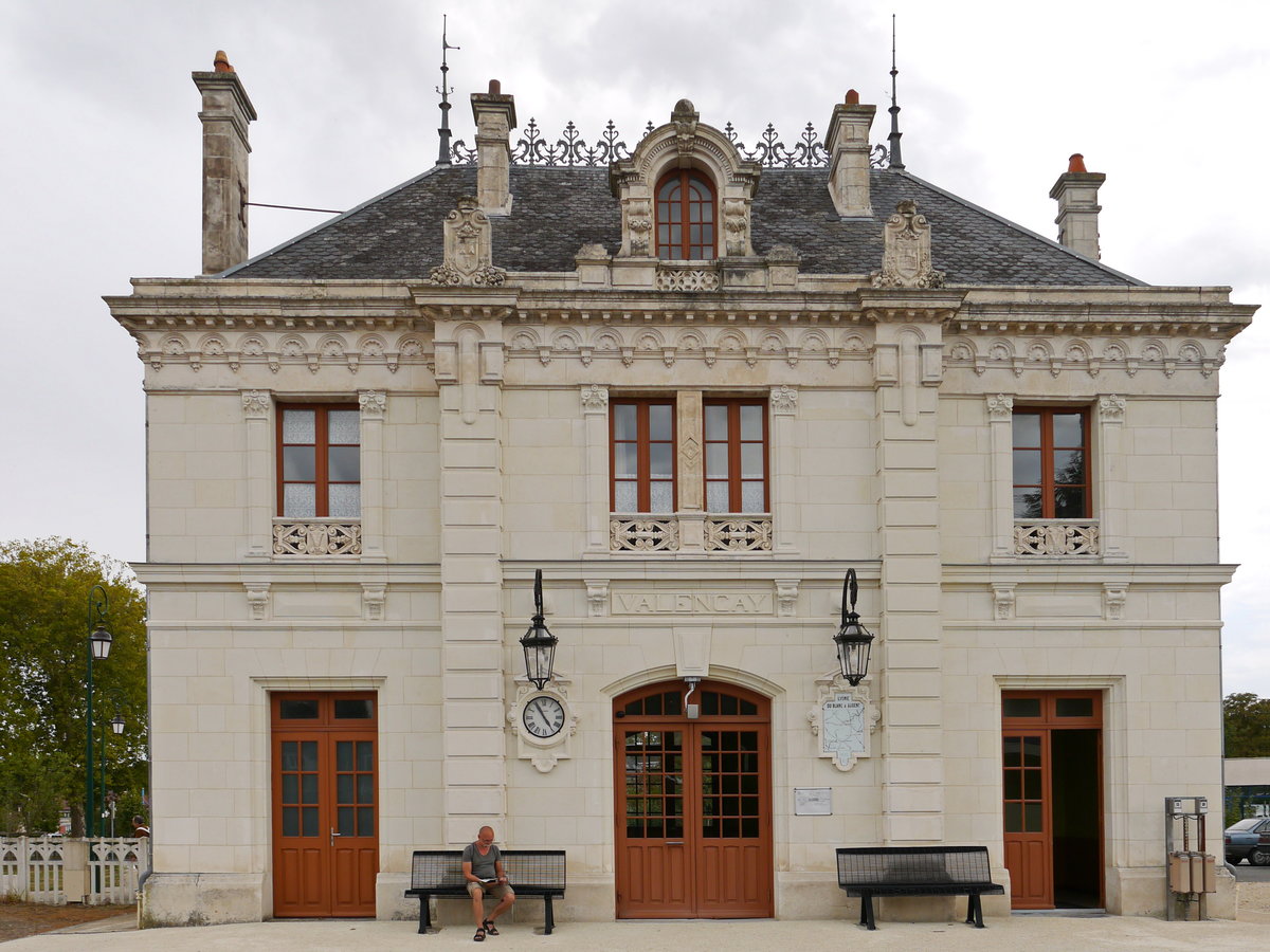Der Bahnhof Valençay an der Meterspurstrecke der Chemin de fer du Blanc-Argent im Zentrum Frankreichs. 
Die Strecke und der Bahnhof wurden 1902 eröffnet. 
Dieser Bahnhof in typischer Architektur wurde an diesem Ort mit einem berühmten Schloss auch für französische Verhältnisse ungewöhnlich aufwendig gestaltet.

2018-09-17 Valençay