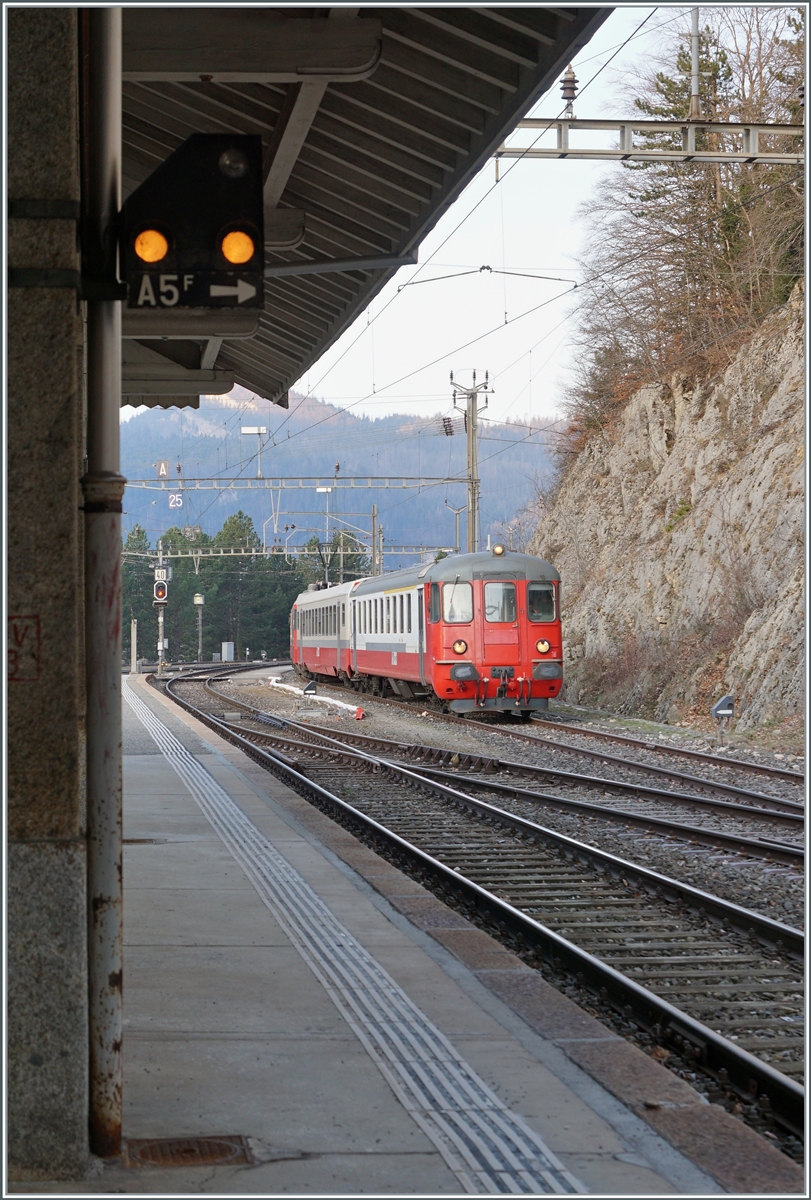 Der Bahnhof von Vallorbe ist in die Jahre gekommen und die Zeit der grossen Expresszüge ist vorbei und wohl gerade deshalb vermittelt der Bahnhof noch einen gewissen Charme einer länst vergangen Zeit. Im Bild zeigt sich der Travys  Schülerzgug . 

24. März 2022
