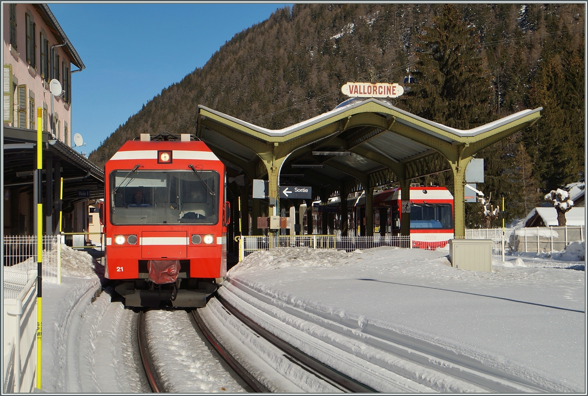 Der Bahnhof von Vallorcine mit dem nach nach Chamonix Mont Blanc ausfahrenden TER 18920 und dem nach M-C Zug 26215 nach Martigny. 
10. Februar 2015