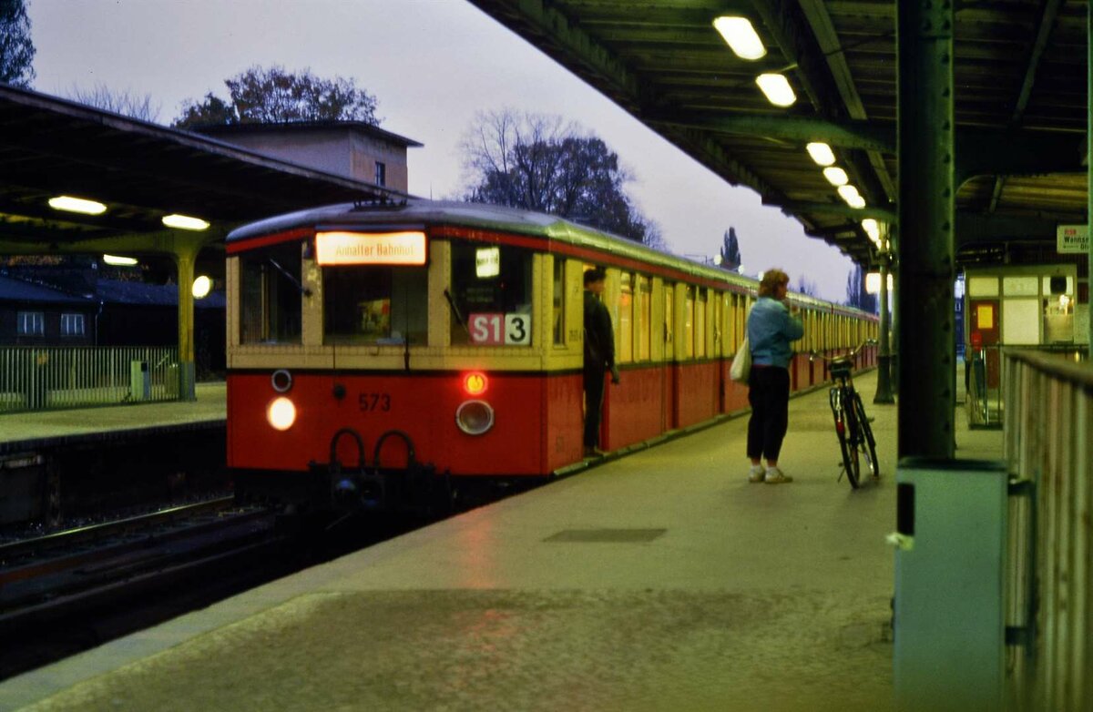 Der Bahnhof Wannsee hat mich so sehr beeindruckt, dass ich immer wieder mich fragen musste, warum das so war. Wohl war es das Verbotene und Unheimliche, Russland war dort sehr nahe...
Ein S-Bahnzug der früheren DR-Baureihe ET 165 wartet hier im Bahnhof auf die wenigen Fahrgäste. 
Datum: 02.02.1988