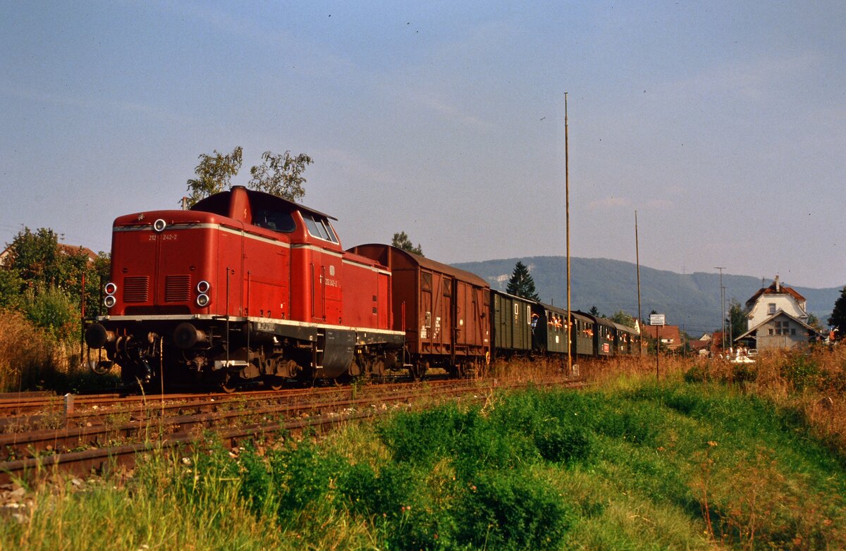 Der Bahnhof Weilheim hat nur wenige solche glücklichen Tage erlebt wie diesen bei der Sonderfahrt am 22.09.1985. Eine  serenitas loci  lag über dem ganzen Areal. Es wirkte beinahe wie ein regulärer Zug, der täglich fährt. Die 212 242-2 verlieh der Sonderfahrt Würde.