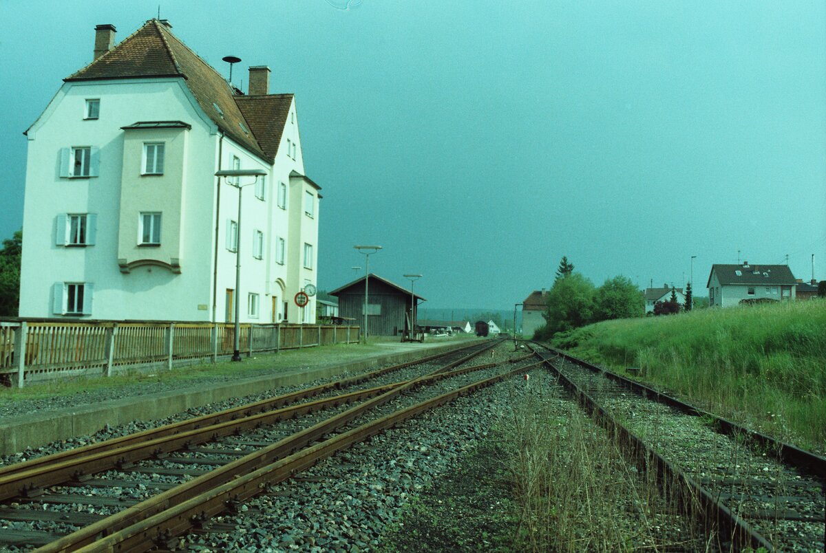 Der Bahnhof Welden wirkte schon 1984 ziemlich verlassen, nur zu dieser Zeit waren hier noch reguläre Züge auf der Weldenbahn nach Augsburg unterwegs gewesen. Der Bahnhof ist als Wohnhaus noch vorhanden.