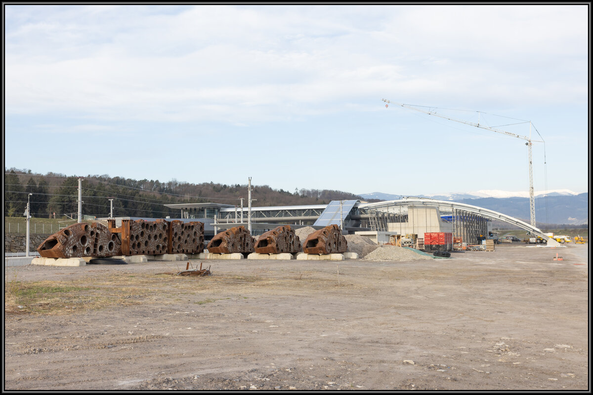 Der Bahnhof Weststeiermark nimmt immer weiter Formen an ! 
Davor abgelegt ist einer der Bohrköpfe die sich durch die Koralm  gefressen   haben 6.04.2023
