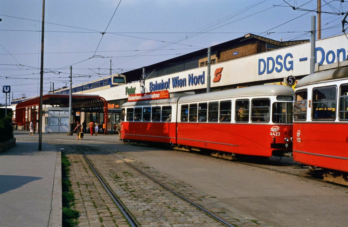 Der Bahnhof Wien Nord wirkte 1984 noch eher wenig wie ein Hauptstadtbahnhof. Am 14.08.1984 waren dort TW 4423 und ein Beiwagen vor dem Bahnhof vorgefahren.