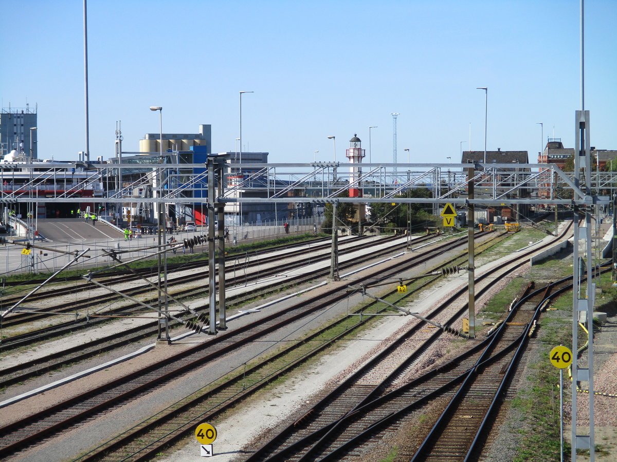 Der Bahnhof Ystad liegt nur wenige Meter vom Fährhafen.Aufgenommen am 18.September 2020 von der Fussgängerbrücke.