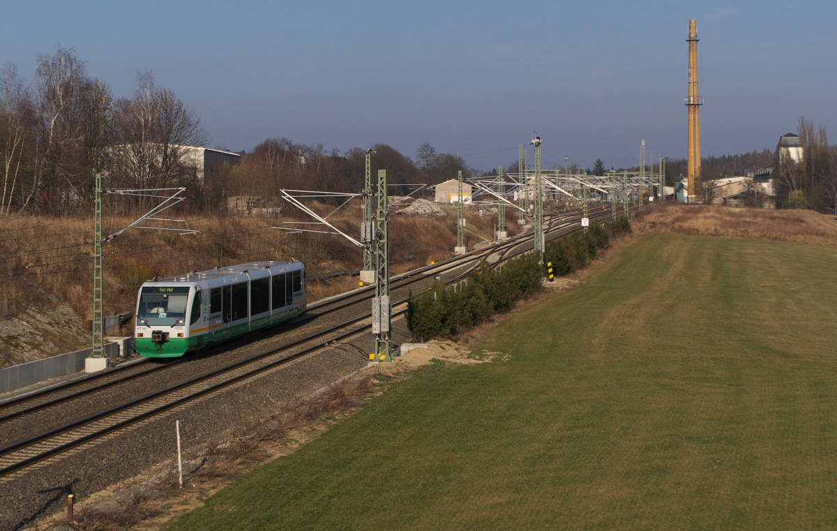 Der Bahnknoten Mehltheuer lag immer schon etwas abseits der Magistralen. Als ich 1992 dienstlich in Gera war wollte auch mal über Mehltheuer fahren, nur aus Neugier.
Die Fahrt von Saarbrücken nach Gera hätte dann über 10 Stunden gedauert. So kam ich durch Ivie erst 20 Jahre später nach Mehltheuer. Bis auf die Verspargelung der Hauptstrecke Hof - Reichenbach hat sich hier in der  hintersten  Ecke von Sachsen nichts getan. Leider ist das Empfangsgebäude einige Monate nach unserem Besuch am 14.03.2014 abgerissen worden. VT 38 befährt die Relation Falkenstein - Hof. Der Regiosprinter hat gerade den Bahnhof Mehltheuer verlasen. nach Links zweigt die Mehlbahn über Zeulenroda nach Weida ab, diese Städtchen liegen schon in Thüringen. In Weida gibt es Anschluß nach Gera oder Saalfeld. Bahnstrecke 6362 Leipzig - Hof