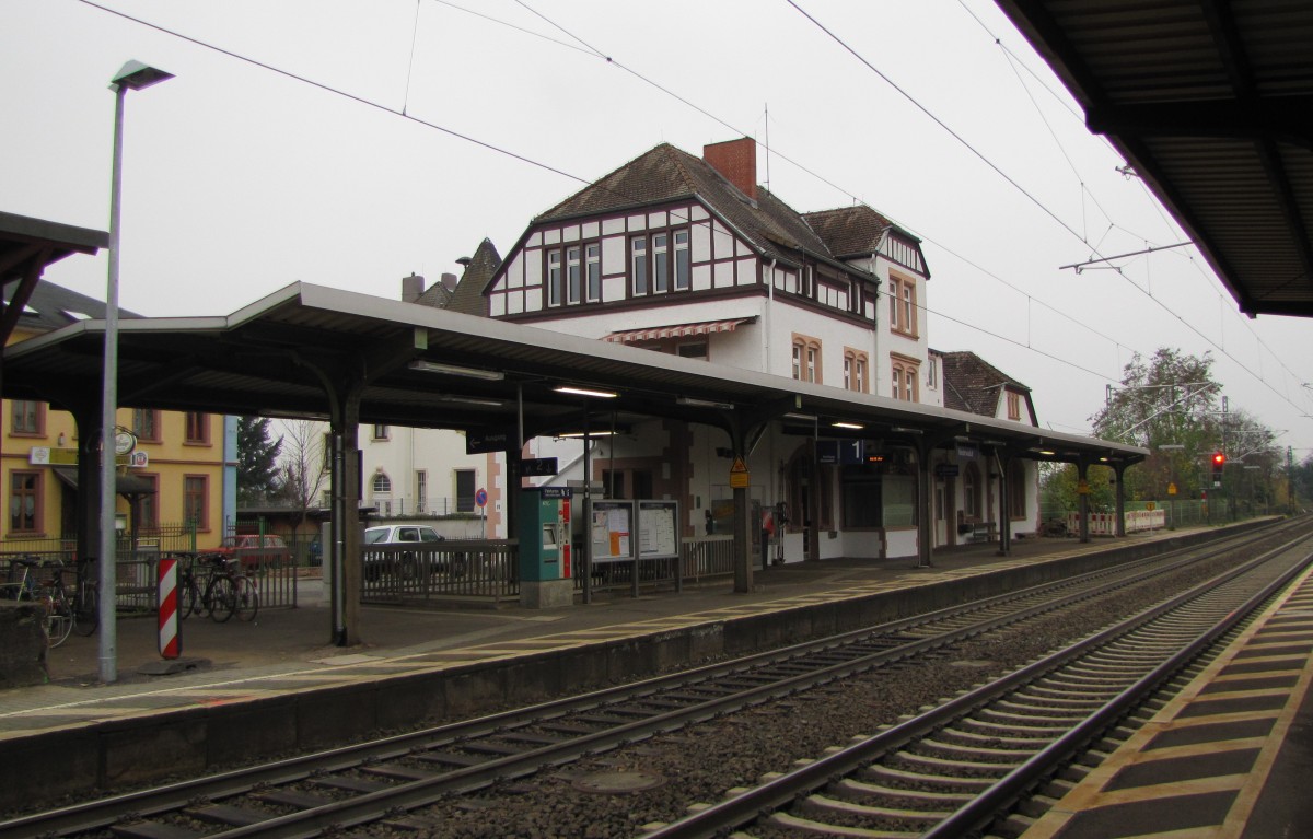 Der Bahnsteig 1 am 30.11.2014 in Niederwalluf.