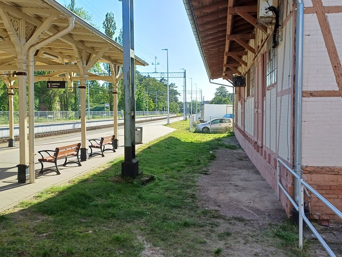 Der Bahnsteig 1 und die ehem. Güterabfertigung am 11.08.2023 in Miedzyzdroje. Vermutlich lag an dieser Stelle früher ein weiteres Gleis.