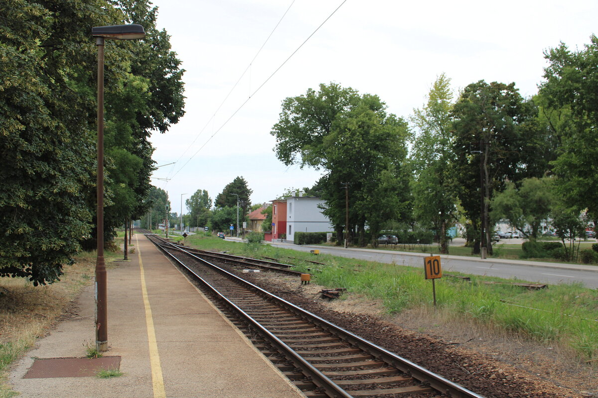Der Bahnsteig 1 mit Blick Richtung Budapest, am 26.07.2025 in Maroshegy. Maroshegy ist ein Stadtteil von Szkesfehrvr.