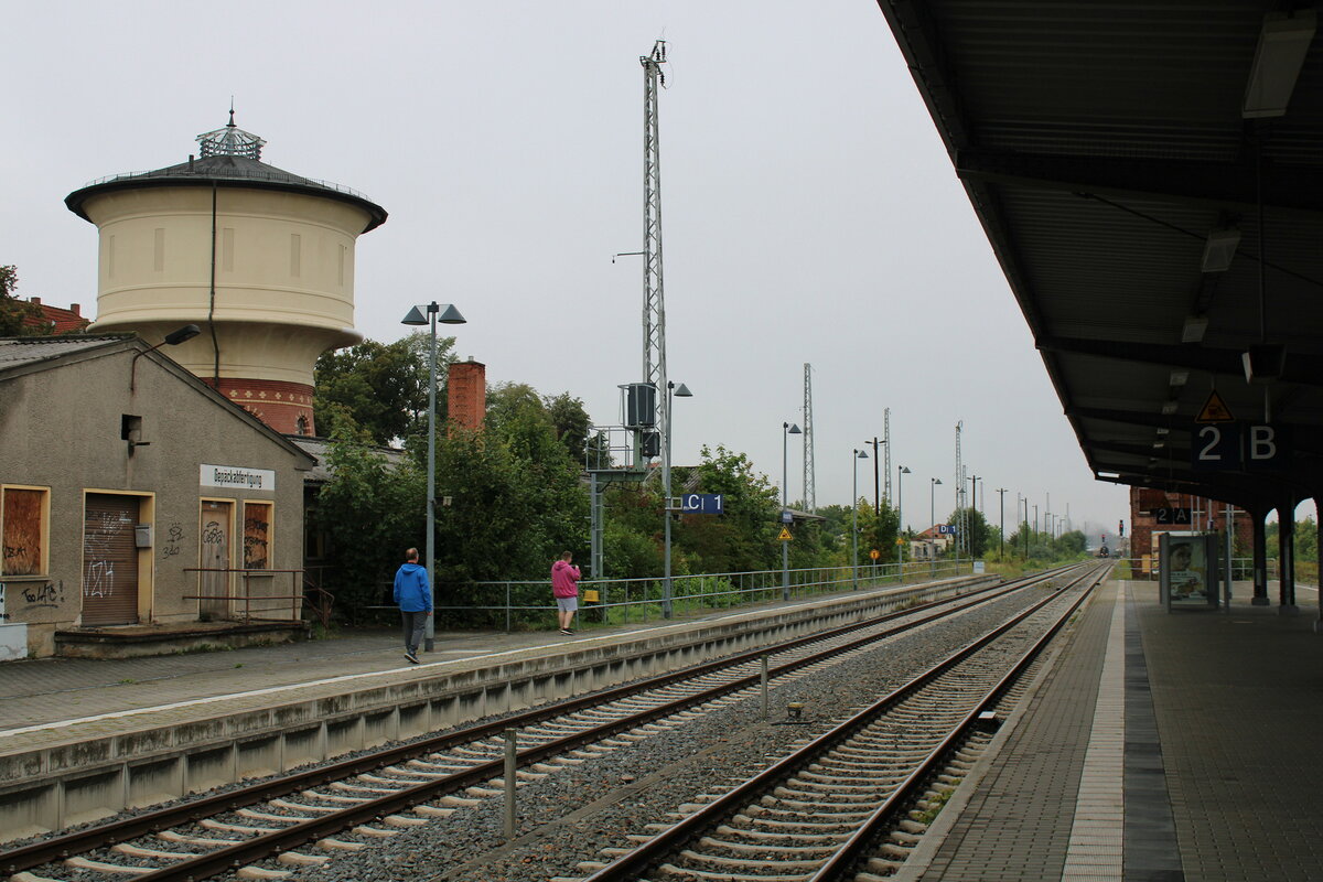 Der Bahnsteig 1 mit der ehem. Güterabfertigung und dem Wasserturm, am 02.09.2023 in Arnstadt Hbf.