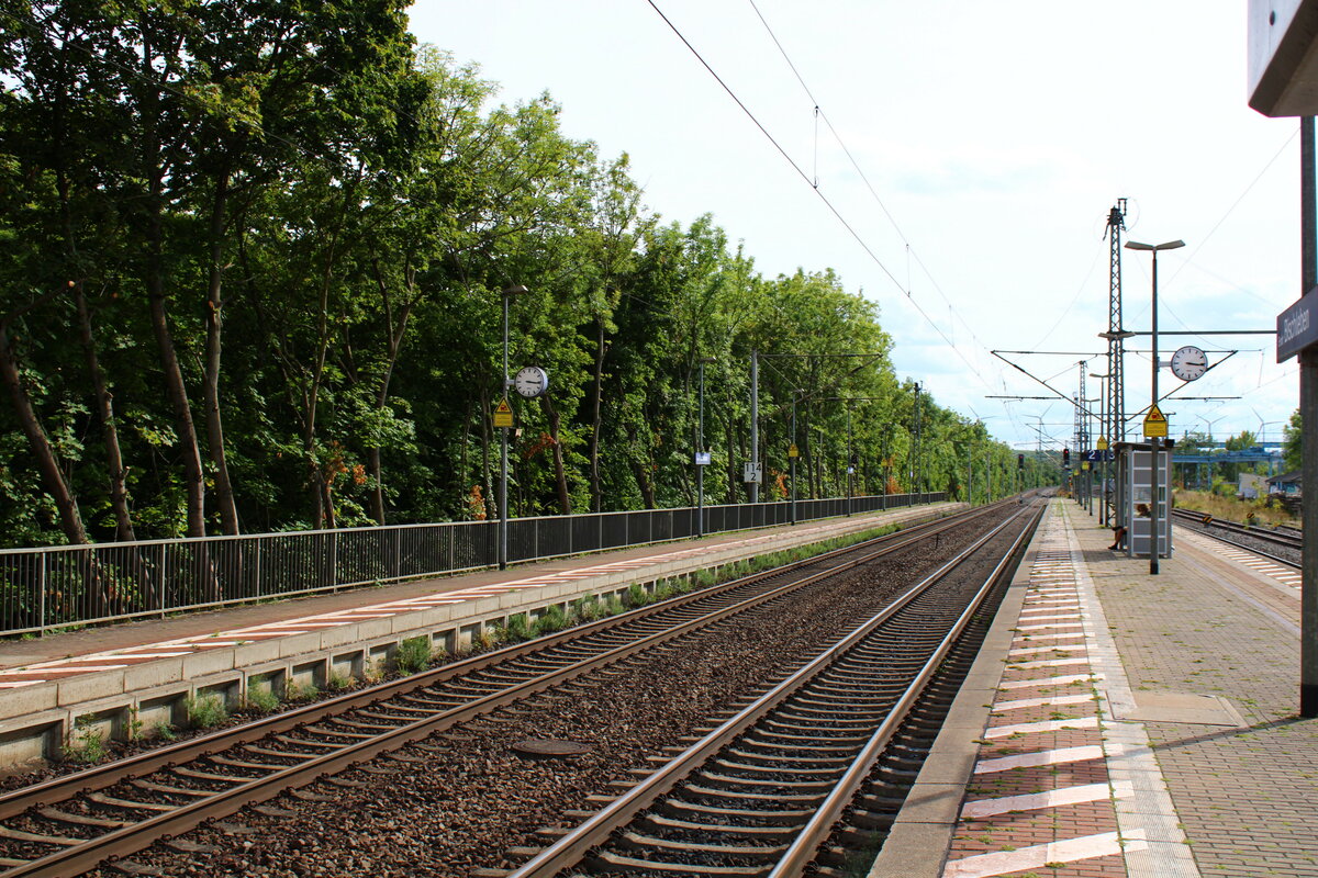Der Bahnsteig 1 und der Mittelbahnsteig 2 und 3, am 12.09.2022 in Erfurt-Bischleben