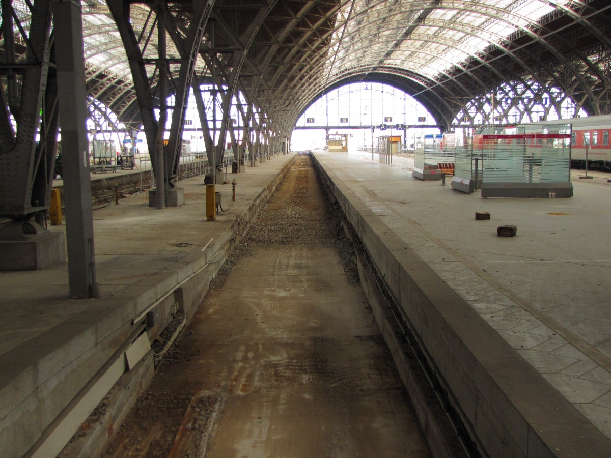 Der Bahnsteig 15 am 20.02.2014 in Leipzig Hbf. Wegen Modernisierungsarbeiten fr zuknftige ICE Halte wurde das alte Gleis entfernt.
