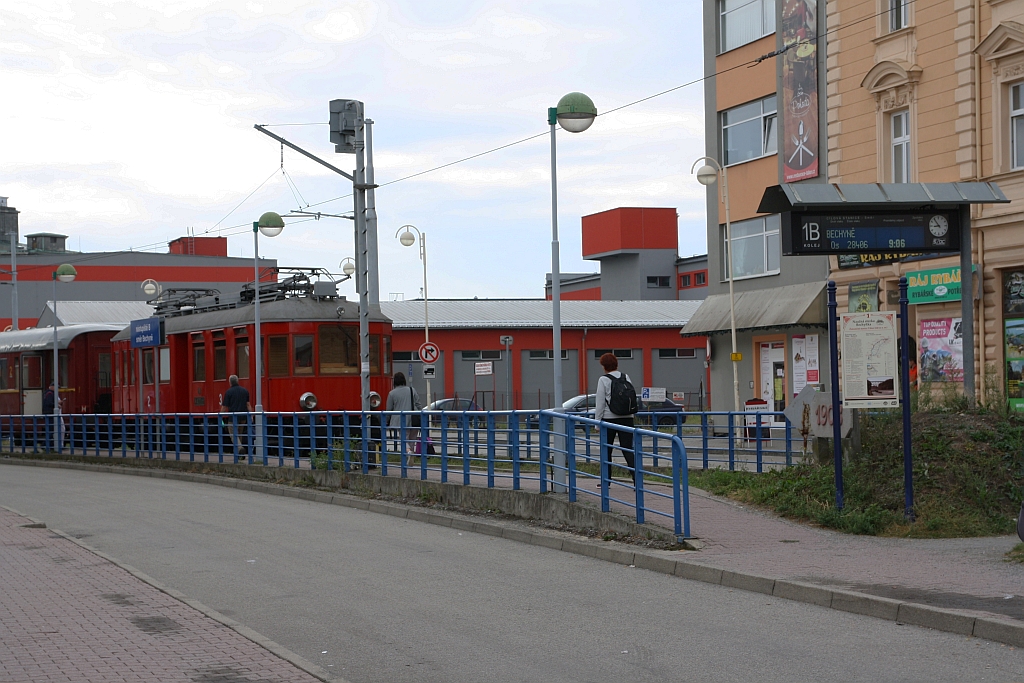 Der Bahnsteig 1B des Bahnhof Tabor liegt am Bahnhofsvorplatz und ist Ausgangspunkt der 1500V= Strecke Tabor - Bechyne.