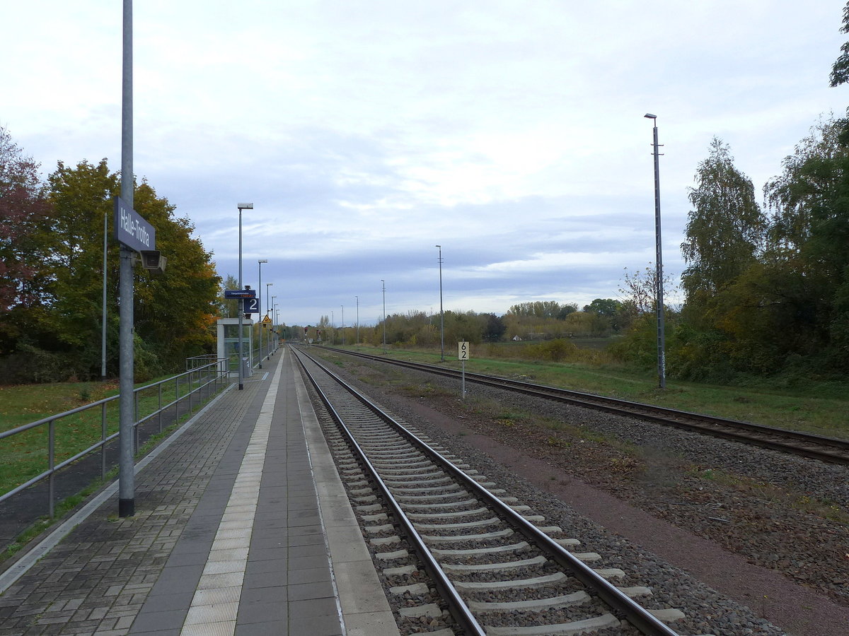 Der Bahnsteig 2 am 21.10.2020 in Halle-Trotha.