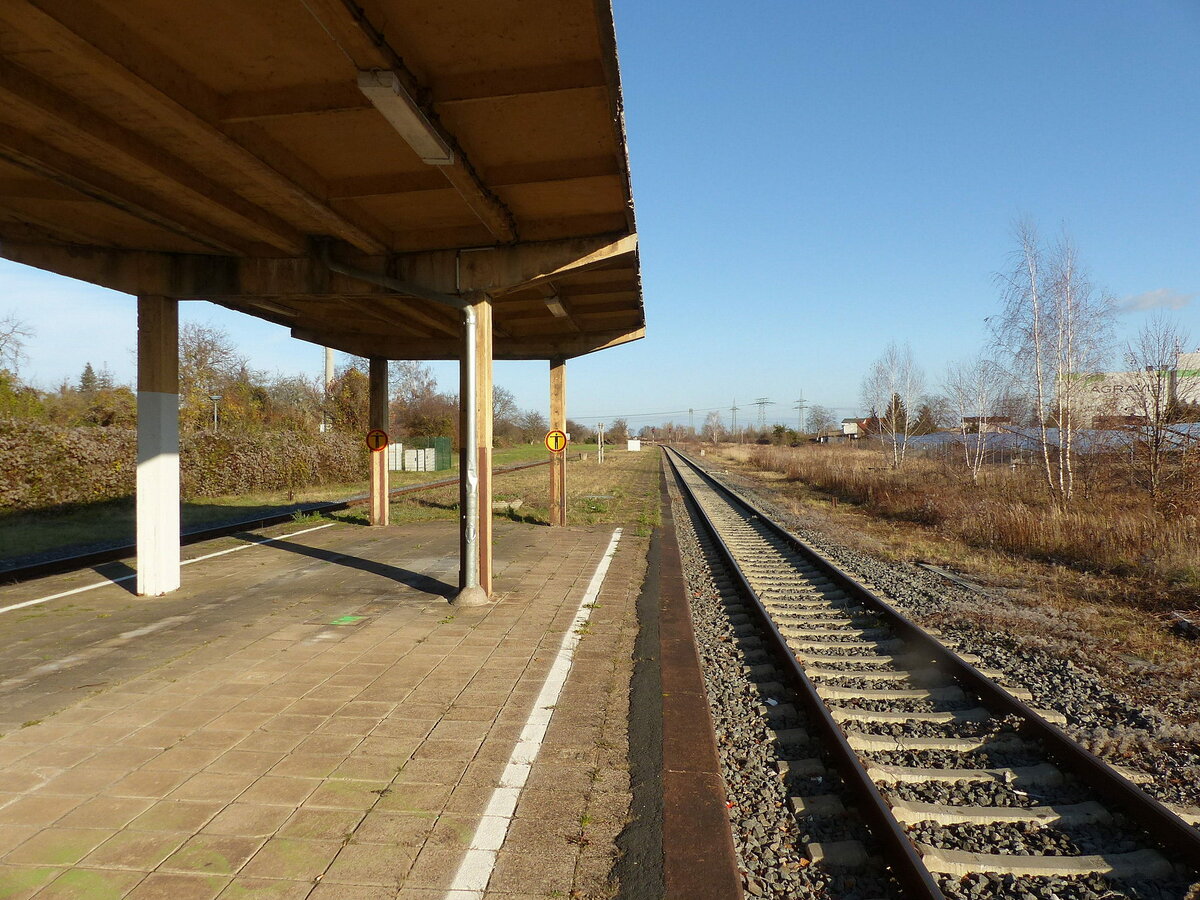 Der Bahnsteig 2 für Züge nach Merseburg, am 26.11.2021 in Frankleben.