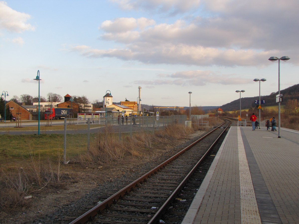 Der Bahnsteig 2 in Laucha (Unstrut) mit dem Übergang zur neuen Bahn-Bus-Schnittstelle; 28.02.2015