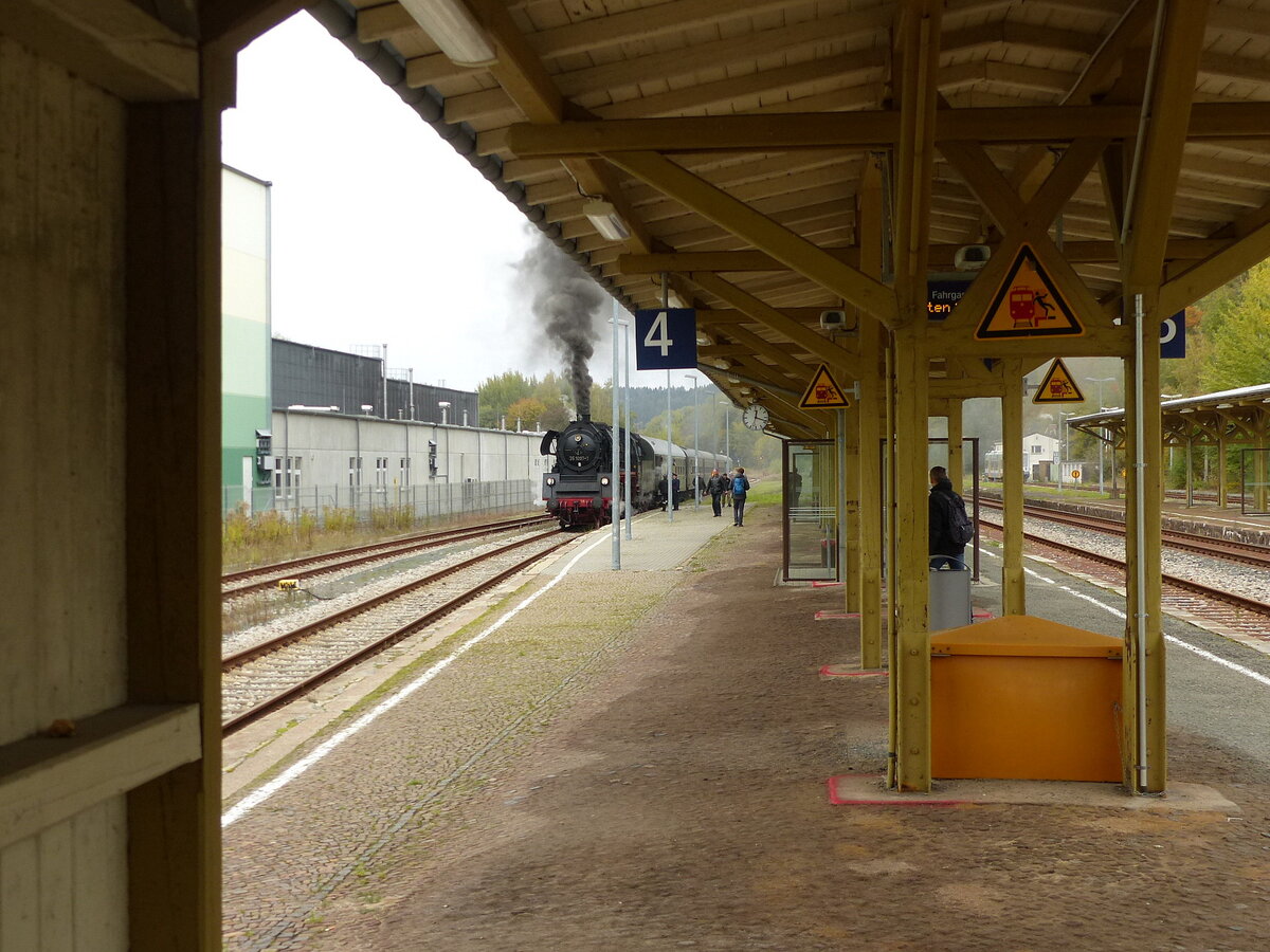 Der Bahnsteig 3 und 4 am 17.10.2021 in Adorf (Vogtl).