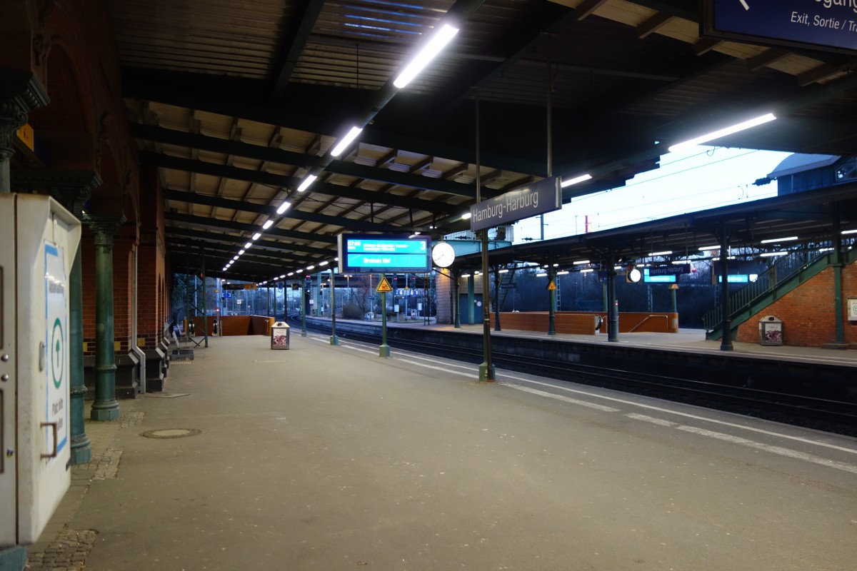 Der Bahnsteig 3 in Hamburg-Harburg an einem frühen Sonntagmorgen im Februar 2015. Blickrichtung nach Hamburg Hbf, die Aufnahme entstand kurz vor der Einfahrt einer RB41 nach Bremen Hbf.