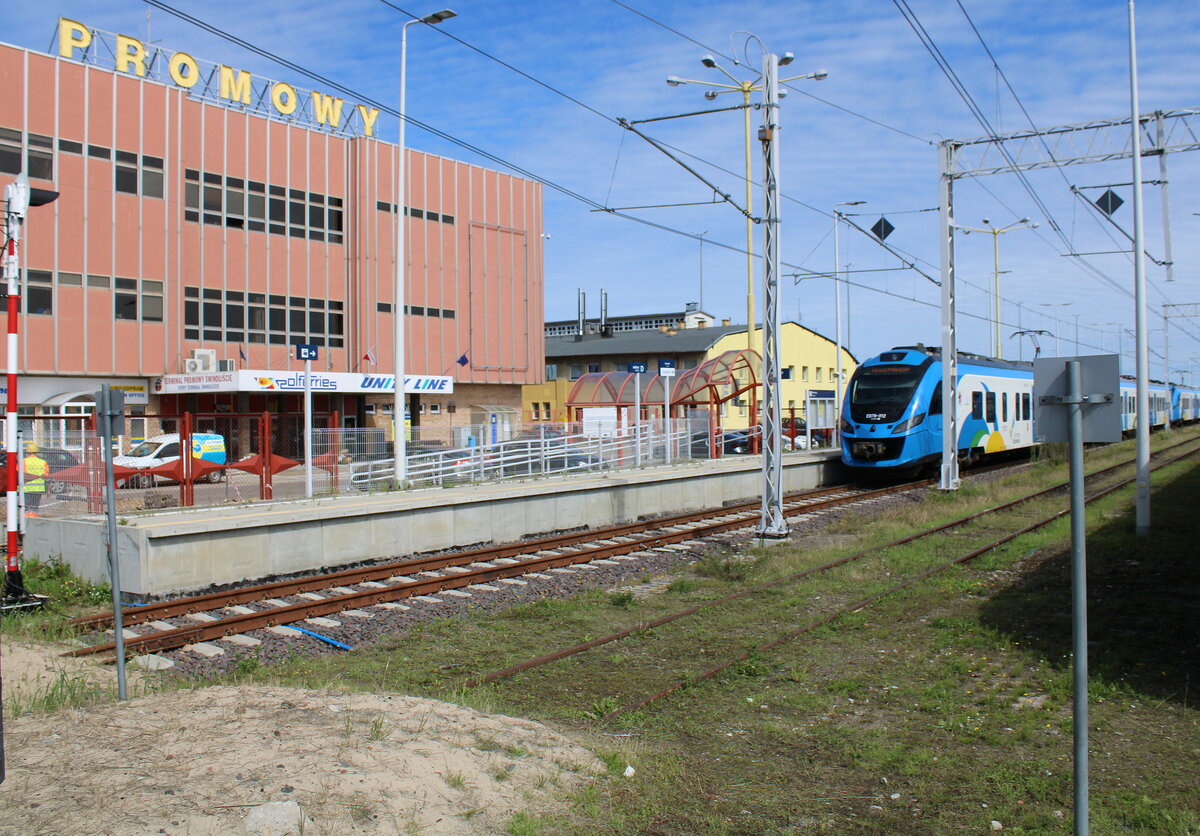 Der Bahnsteig in Świnoujście Port am 11.08.22023. Vom Parkplatz aus fotografiert.