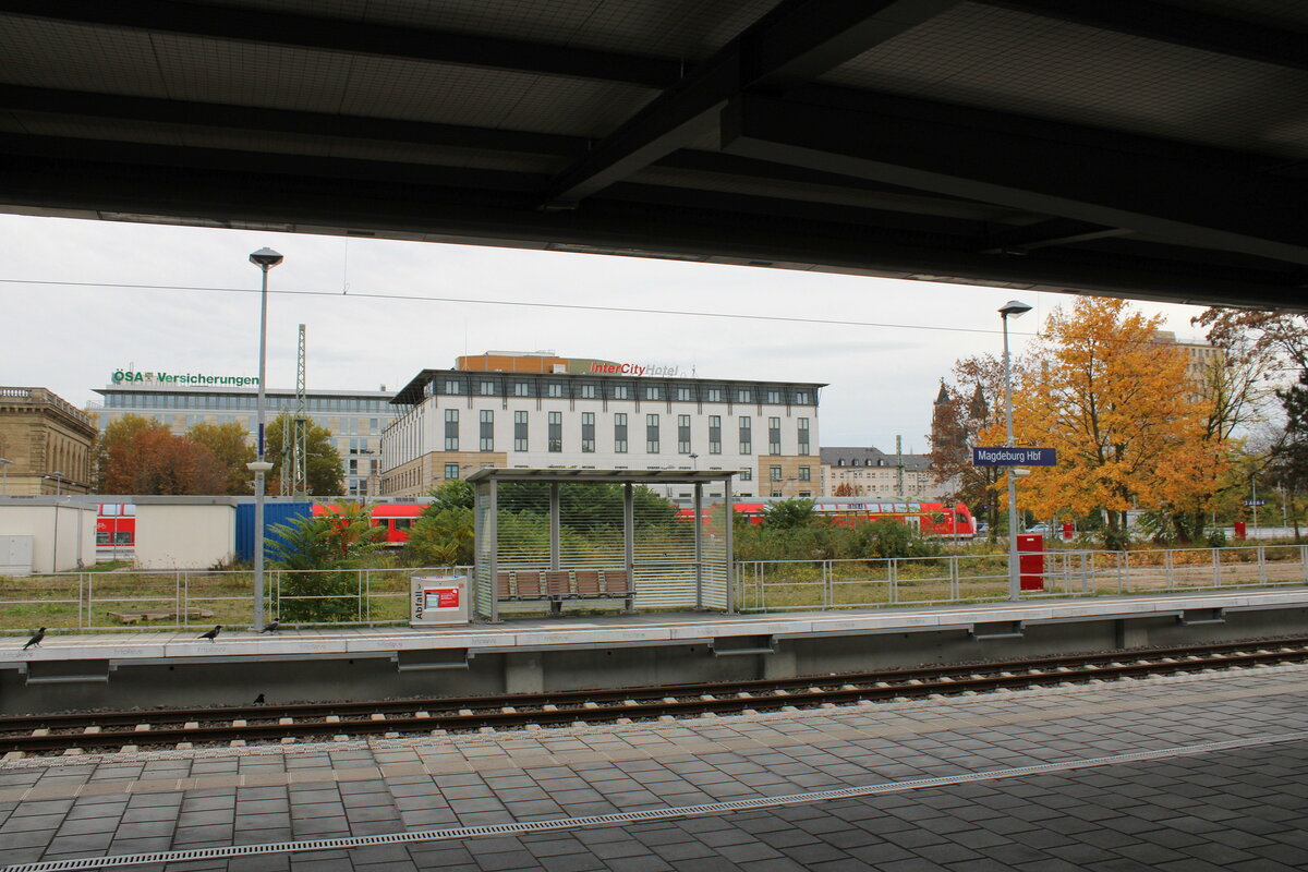 Der Bahnsteig 6 und das InterCity-Hotel in Magdeburg Hbf, am 24.10.2022.