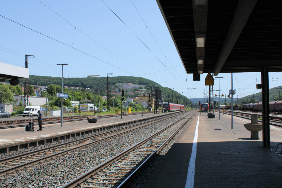 Der Bahnsteig 6 mit Blick Richtung Würzburg, am 04.06.2023 in Gemünden (Main).