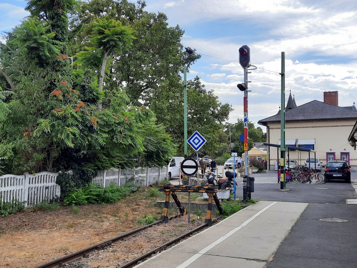 Der Bahnsteig A mit rot zeigendem Lichtsignal, am 11.08.2022 in Siófok.