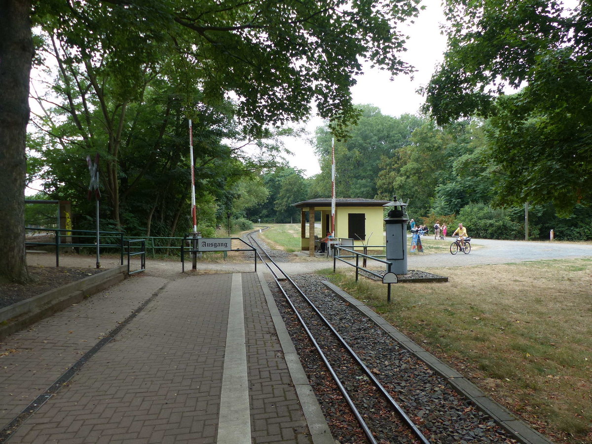 Der Bahnsteig am Bahnhof der Parkeisenbahn Auensee in Leipzig, am 22.07.2018.