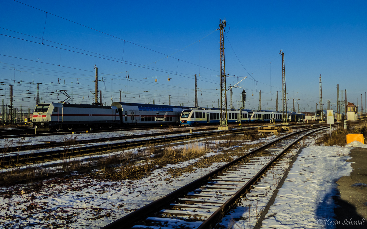 Der Bahnsteig am ehemaligen Gleis 26 des Leipziger Hauptbahnhofs ist bis heute auf gesamter Länge außerhalb der Bahnhofshalle (innerhalb existiert er nicht mehr) offiziell und legal zugänglich. Auf den nahegelegenen Abstellgleisen finden sich diverse Fahrzeuge in der winterlichen Abendsonne abgestellt, darunter ein IC2 sowie zwei LINT 41. (28.01.2017)