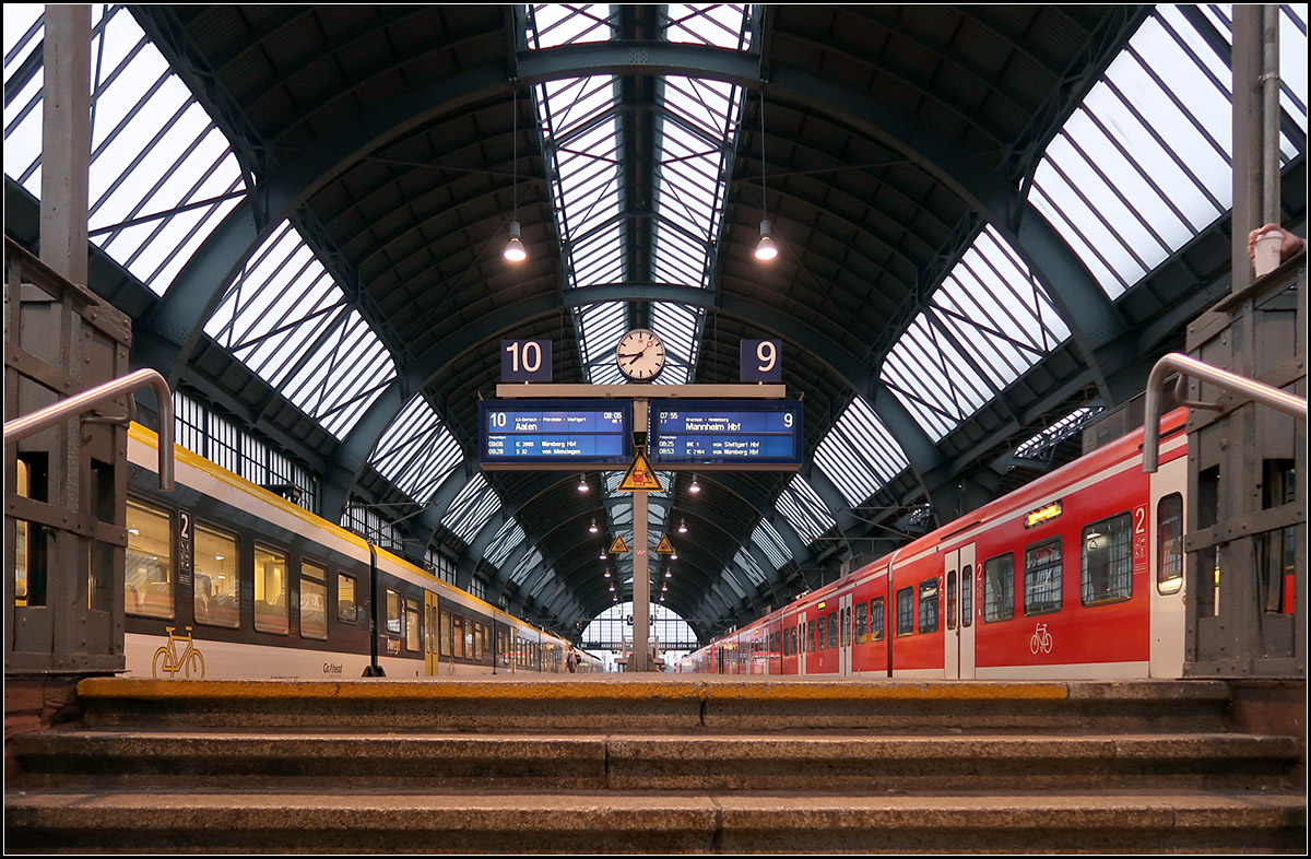 Der Bahnsteig auf Augenhhe -

Blick in die Bahnsteighalle an Gleis 8 und 10 des Karlsruhe Hauptbahnhofes. Links ein Flirt 3-Triebzug als IRE nach Aalen, rechts ein S-Bahnzug der Line S3 nach Mannheim.

07.10.2019 (M)