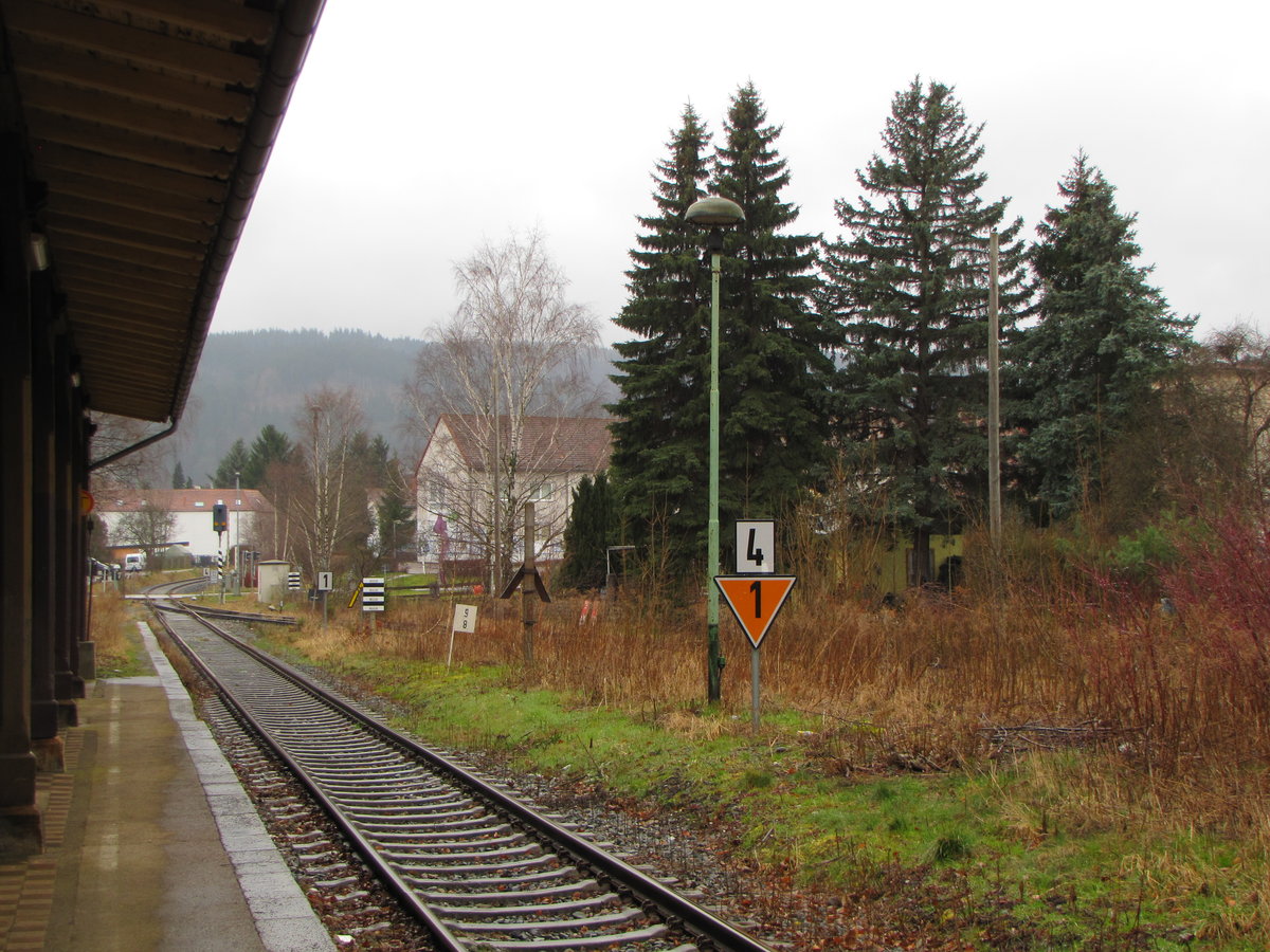 Der Bahnsteig mit dem Streckengleis nach Fröttstädt, am 25.03.2016 in Friedrichroda.