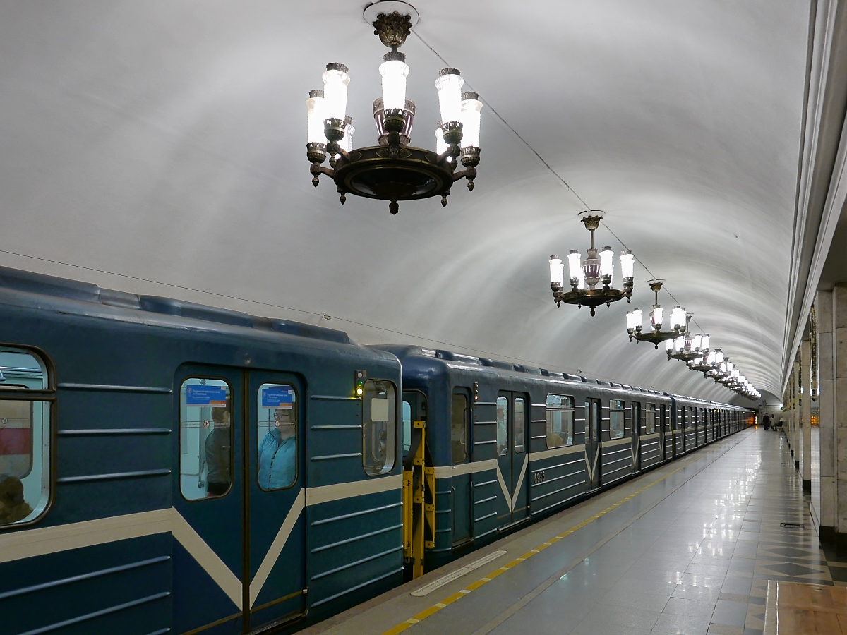 Der Bahnsteig der Station  Narwskaja  der Linie 1 der Metro St. Petersburg, 16.09.2017