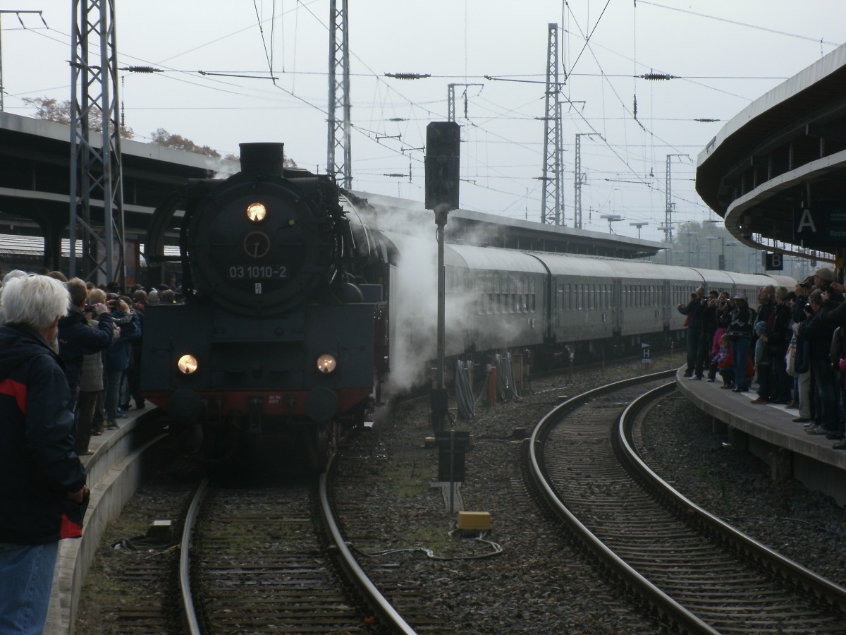 Der Bahnsteig im Stralsunder Hbf war,am 12.Oktober 2013,nach der Ankunft von 03 1010 aus Cottbus berst mit Fotografen und Filmern.